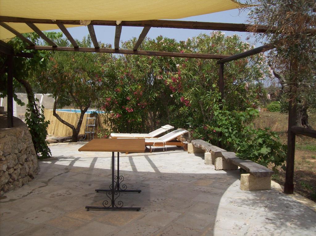 Maison d'hôtes Trullo Contrada Stracca à Alliste Extérieur photo